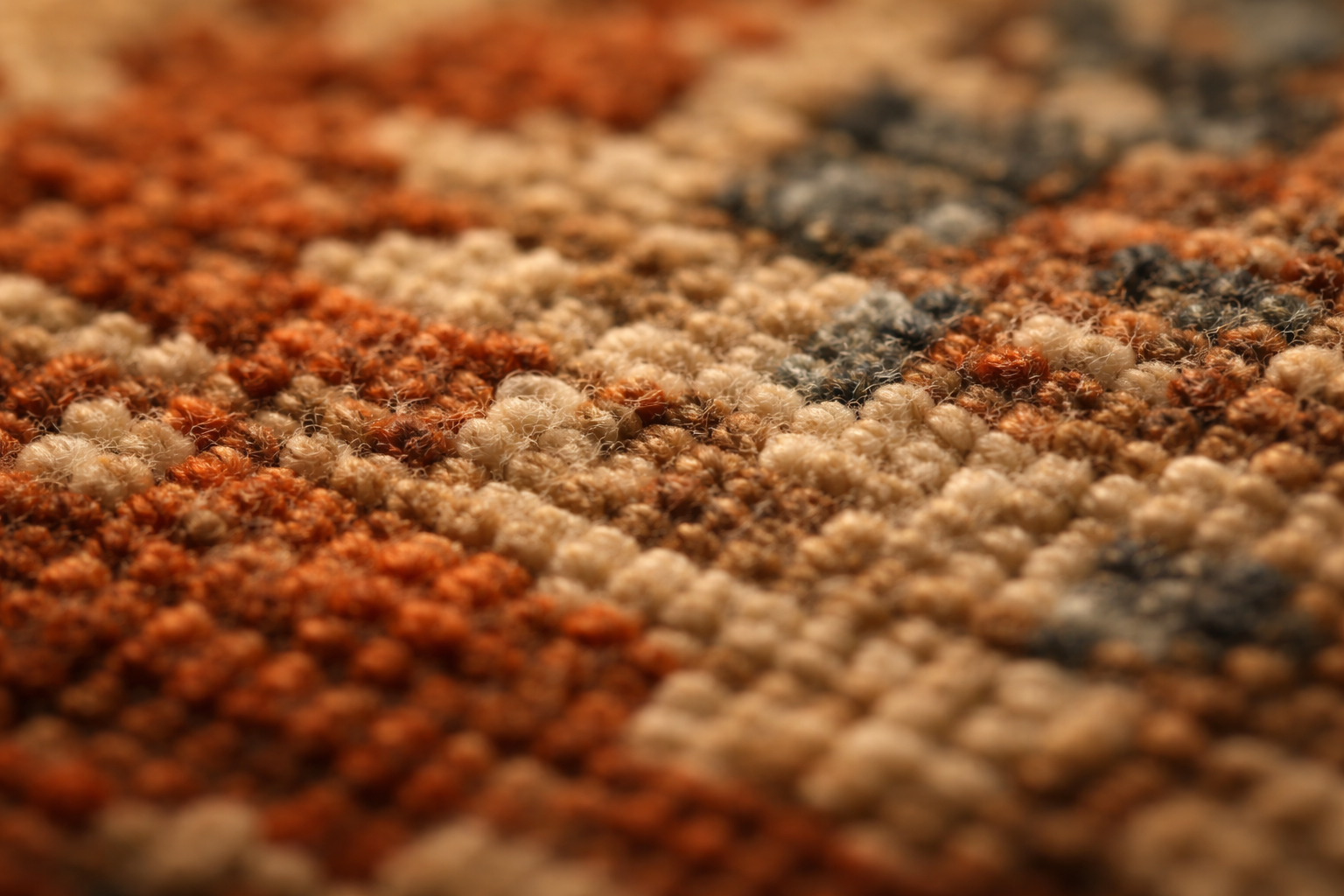 Närbild på handknutna mattfibrer